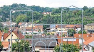 <p>Der Nachbau eines Seitentors des Kastells in Form von einem Stahlrahmen lässt die Größenordnung erahnen.</p>
