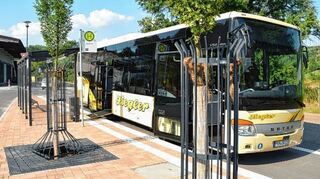 <p>Nicht weniger als vier barrierefreie Haltestellen entlang der Bahnhofstraße sorgen mit behindertengerechten Zu- und Abgängen für die reibungslose Abwicklung des Busverkehrs.</p>