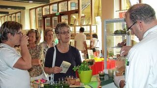<p>In einem kleinen historischen Schauspiel wurde die blühende Zukunft "Cullesheyms" vorausgesehen (Bild oben). Dass Gesundheit und Genuss zusammenpassen, konnten die Besucher in der Festhalle erleben (Bild links). Beim Bummeln in den Geschäften und Läden gab es ebenfalls einiges zu entdecken (Bild rechts).</p>