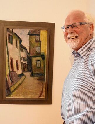 <p>In einer Kurve führt die "Graue Gasse" (Rittergasse) an den Fassaden vorbei. Das Gemälde von Louise Modersohn-Breling war Dr. Jörg Paczkowskis erste Anschaffung für das Grafschaftsmuseum.</p>