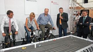 <p>In einem "Promi-Rennen" auf einer mit Muskelkraft angetriebenen Autorennbahn erradelten 30 Teilnehmer 1500 Euro für die Bürgerstiftung Lauda-Königshofen. Auf unserem Bild strampeln (von links) Peter Vogel (Vorstand Sparkasse), Sabine Baumeister, Mitinitiatorin und Vorstandsmitglied der Bürgerstiftung Lauda-Königshofen, sowie FN-Marketingleiter Michael Wünsch.</p>