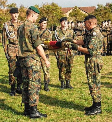 <p>Auflösungsappell des Panzerbataillons 363 in Külsheim am 27. September 2006 - Einrollen der Truppenfahne des Panzerbataillons 363.</p>