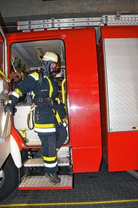 <p>Je nach Ausrüstung beim Einsatz sind es bis zu 14 Kilogramm, die Atemschutzgeräteträgerin Melanie Zorneth mit sich herumträgt.</p>