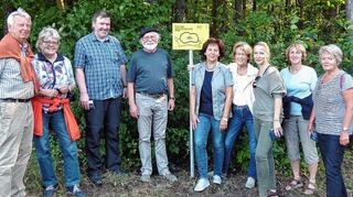 <p>Im Rahmen eines Heimattage-Spaziergangs auf dem Pfad der Menschenrechte weihte die Bad Mergentheimer Amnesty-International-Gruppe gemeinsam mit Gästen die neue Hinweistafel am Arkauwald-Parkplatz ein.</p>