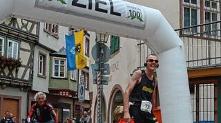 <p>Mittelalter-Rituale: Beim Start in Rothenburg sandte "Ritter Kai von Coburg" (alias Kai Gieser aus Schefflenz) die Läuferinnen und Läufer aus (Bild oben). Zusammen mit Burgfräulein (Clara Regler aus Wehr bei Bad Säckingen) schlug "Kai von Coburg" in Wertheim alle Finisher des 100-Kilometer-Laufes beim Ultra-Marathon "Taubertal100" symbolisch zu Rittern, auf dem Bild unten rechts den Sieger Jan-Albert Lantink aus den Niederlanden, der nach 7:17,33 Stunden als Erster ins Ziel gekommen war.</p>