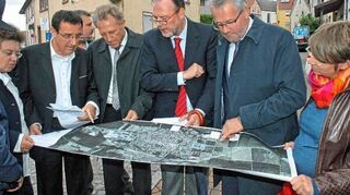 <p>Die Besichtigung der aktuellen Ortsdurchfahrt der B 290 in Königshofen sowie die Erörterung der geplanten Umgehungsstraße waren am Dienstagnachmittag Gründe für den Besuch von Norbert Barthle, Parlamentarischer Staatssekretär im Bundesverkehrsministerium (Vierter von rechrts). Das Bild zeigt ihn mit MdB Alois Gerig, Bürgermeister Thomas Maertens, MdL Professor Dr. Wolfgang Reinhart, MdB Margaret Horb sowie den Fraktionsvorsitzenden des Gemeinderates.</p>