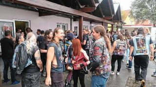 <p>Die Fans feierten friedlich und mit viel guter Laune die zweite Auflage des "Harder than Steel"-Festivals in Dittigheim.</p>