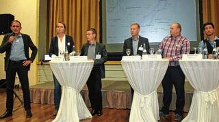 <p>Im Anschluss an Initialreferate standen neben weiteren Akteuren bei einer Diskussionsrunde (von links) Thomas Schlüter, Projektleiter SuedLink, Moderatorin Nadine Bethge (Deutsche Umwelthilfe), Heiko Lünser (Ministerium für Umwelt, Klima und Energiewirtschaft Baden-Württemberg), Tobias Brandt (Bundesnetzagentur), Bernd Lang (Transnet BW GmbH) und Michael Ernst (Arge SuedLink) zur Verfügung.</p>