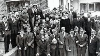 <p>Entscheidend mitgetragen wurde die Partnerschaft durch die Fastnachter. Das Bild entstand bei einem Besuch der Vitryaner in Tauberbischofsheim. Auf dem Bild unter anderem zu sehen sind die Bischemer Kröten Harry Chrzonzs (vorne, rechts) und Lothar Zagatta (vorne, Zweiter von rechts).</p>