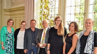 <p>Manfred Kern (Dritter von links) gab den Gottlob-Haag-Ring an Thilo Pohle und seine Dokumentarfilmgruppe weiter.</p>
