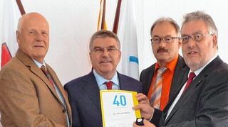 <p>Der Ehrenvorsitzende der Kreis-FDP, Rolf Hammer aus Bad Mergentheim, FDP Kreisrat Albrecht Rudolf und FDP Kreisgeschäftsführer Ingo Brudereck aus Tauberbischofsheim überreichten an Dr. Thomas Bach (Zweiter von links) die Urkunden für 40 Jahre Mitgliedschaft bei den Freien Demokraten.</p>