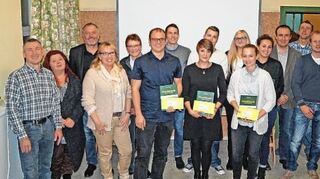 <p>Die drei vom Ortschaftsrat prämierten Architekturstudenten am Montagabend in Wachbach (vorn, von links mit Buch in der Hand): Ulrich Weis, Denise Reichert und Rebekka Dellermann.</p>