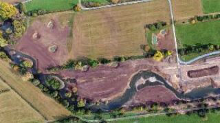 <p>Das Luftbild von Joachim Lodders zeigt sehr gut, wie weit die Arbeiten an der Renaturierung der Tauber zwischen der Kreisstadt und Impfingen bereits fortgeschritten sind. Die Aufnahmne stammt vom vergangenen Sonntag.</p>