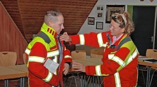 <p>Sitzt und schützt: Martha Ernst testete mit den Mitgliedern der Hardheimer Feuerwehr die neue Einsatzkleidung.</p>