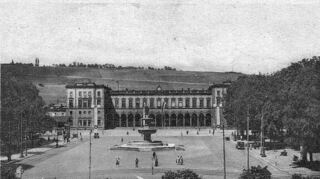 <p>Genau vor 150 Jahren, am 1. November 1866, wurde die Badische Odenwaldbahn mit dem Teilabschnitt Osterburken-Lauda-Würzburg feierlich eröffnet. Unser Bild zeigt den Bahnhof Würzburg im Jahr 1935.</p>