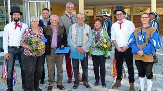<p>Bei der Feier zum 60-jährigen Bestehen des Fanfarenzugs Fränkische Herolde Dertingen wurden zwei Gründungsmitglieder mit der Stadtmedaille in Bronze ausgezeichnet. Das Bild zeigt (von links, vorne) Martin Holzhäuser, Lisbeth Baumann, die Geehrten Alwin Baumann und Fritz Schlundt, Edelinde Schlundt, Patrick Volk und Julia Baumann sowie (hintere Reihe) Ortsvorsteher Egon Beuschlein und Oberbürgermeister Stefan Mikulicz.</p>
