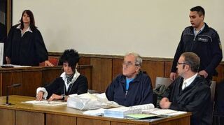 <p>Das Schwurgericht des Landgerichts Mosbach hat am Donnerstag Sandor K. (Mitte) wegen Mordes zu einer lebenslangen Freiheitsstrafe verurteilt.</p>