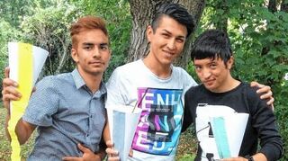 <p>Mit der Eröffnung der Vabo-Klassen am Beruflichen Schulzentrum können die im betreuten Wohnen des Diakonischen Werks lebenden jungen Männer endlich zur Schule gehen. Die Zuckertüte gab's zum Einstand von den Betreuern.</p>