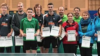 <p>Die Sieger und Platzierten der sportlich wertvollsten Kategorie, Herren S-Klasse, sowie die besten Damen der Tischtennis-Bezirksmeisterschaften.</p>