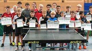 <p>Diese Mädchen und Jungen waren im Bereich Schülerinnen und Schüler bei den Tischtennis-Bezirksmeisterschaften ganz vorne zu finden.</p>