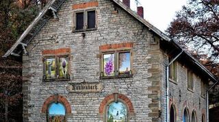 <p>Eine gute Idee. Der alte Bahnhof als Fotogalerie.</p>