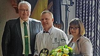 <p>Küchenchef Thomas Heimberger (Mitte) vom Flair Hotel Weinstube Lochner in Markelsheim hat den Titel "Flair Koch des Jahres 2017" gewonnen.</p>