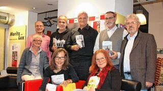 <p>Sechs "kriminelle" Köpfe haben Rainer Moritz (links hinten) und Rosemarie Lux (davor) zur Langen Kriminacht rund um den Tatort Buch geladen. Im Bild die Autorinnen Heike Wolpert und Ute Böttinger (vorn von links) mit den männlichen Kollegen Uwe Klausner, Michael Vogtmann, Uwe Reiner Röber und Heinrich Eppe (hinten von links).</p>