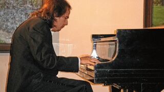 <p>Der Meisterpianist Menachem Har-Zahav begeisterte das Publikum bei seinem Konzert im Wertheimer Barocksaal.</p>