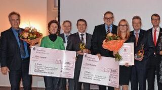<p>Vertreter der drei Siegerunternehmen bei der Verleihung des Zukunftspreises Main-Tauber-Kreis zum Thema "Ausbildung - Karriere daheim" mit Juryvorsitzendem Landrat Reinhard Frank (links).</p>