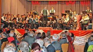 <p>Die Mitglieder der Stadt- und Feuerwehrkapelle Osterburken begeisterten das Publikum bei ihrem Konzert am Samstag in der Baulandhalle unter der Leitung von Eberhard Dörr.</p>