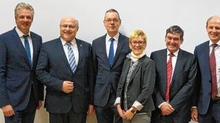 <p>Das Bild zeigt (von links) Diplomökonom Thomas Böer (Geschäftsführer Diabetes-Klinik), OB Udo Glatthaar, Professor Peter Bofinger (zudem im kleinen Bild, bei seinem Festvortrag), Marion Fellmann (Projektkoordinatorin Fidam), Professor Norbert Hermanns, Professor Bernhard Kulzer und Professor Thomas Haak</p>
