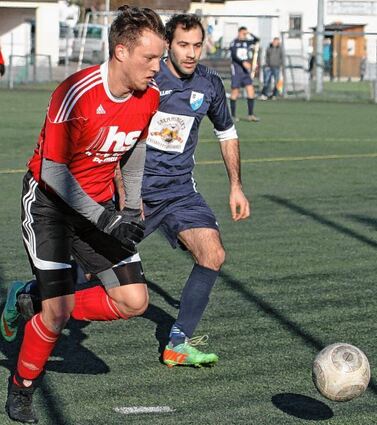 <p>Alexander Korsukow (links) eröffnete gestern den Torreigen im Spiel des FC Grünsfeld II gegen die SG Uissigheim II/Gamburg.</p>