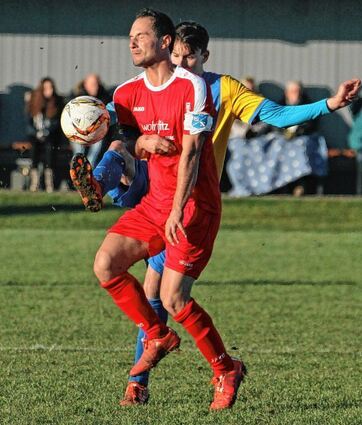 <p>Schwer kämpfen mussten Jens Münkel (vorn, hier gegen Viktor Michel) und seine Teamkollegen vom FC Hundheim/Steinbach, ehe die drei Punkte gegen die SV Viktoria Wertheim II gesichert waren.</p>