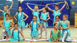 <p>Elf-Punkte-Programm begeisterte: Mehr als 110 aktive Kinder und Jugendliche bestritten das weihnachtliche Schauturnen des ETSV Lauda in der voll besetzten Sporthalle, hier die sechs- bis achtjährigen "Seiltänzer".</p>