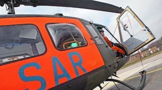 <p>In Niederstetten sind ab sofort SAR-Rettungshubschrauber der Bundeswehr (Bild links) stationiert. Das SAR-Kommando wechselte von Penzing in Bayern zum Transporthubschrauberregiment 30. Regimentskommandeur Oberst Peter Göhringer (rechtes Bild, Mitte) übertrug die Verantwortung für die Einsatztruppe von Luftwaffen-Oberstleutnant Marco Jurga an Major Michael Wagner.</p>