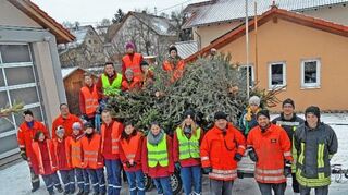 <p>14 Jugendfeuerwehrler aus Althausen haben in ihrem Dorf die ausgedienten Christbäume gesammelt und dafür jeweils eine kleine Spende gesammelt.</p>