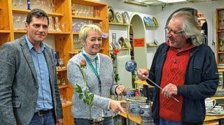 <p>Selbst ungewöhnliche Dinge wie dieser Kugelwasserspender wurden unlängst im Sozialkaufhaus abgegeben, berichtet Brauchbar-Mitarbeiterin Maria Weidner ihren Chefs Hartfried Groksch (rechts) und Thomas Johannes.</p>