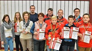 <p>Pokale, Medaillen und Urkunden gab es für die erfolgreichen Teilnehmerinnen und Teilnehmer (von links) Julia Quenzer, Bianka Quenzer, Leila Appel, Thomas Volk, Martina Quenzer, Timo Scherer, Jannik Quenzer, Jürgen Quenzer, Max Gerstberger, Marco Seeberger und Kai Kappes.</p>