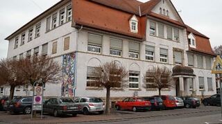<p>Das alte "Volksschulgebäude" in Lauda aus dem Jahr 1912 wird ab Herbst für rund drei Millionen Euro saniert.Zuvor muss der Altbau komplett ausgeräumt werden. Die rund drei Millionen teure Sanierung dauert das komplette nächste Schuljahr.</p>