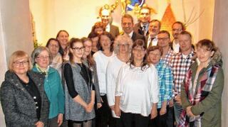 <p>Die Kirchengemeinderäte von Adolzhausen, Herbsthausen und Oberstetten dankten ihrem Pfarrer Achim Binder und seiner Familie (hinten Mitte) zum Abschied für seinen engagierten und wertvollen Dienst.</p>