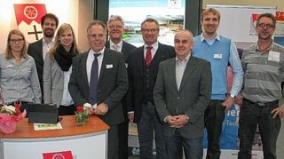 <p>Eine Delegation aus dem Main-Tauber-Kreis mit Landrat Reinhard Frank (Vierter von links) informierte sich auf der Bildungsmesse "Didacta" über Tendenzen und Trends und aktuelle Themen im Bildungsbereich.</p>