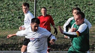 <p>Nassigs Olgu Deniz Ugurlu (im weißen Trikot, hier im Duell mit SSV-Spielführer Holger Götzelmann) war gestern zweifacher Torschütze im Spitzenspiel der Kreisklasse C2 Tauberbischofsheim beim SSV Urphar/Lindelbach.</p>