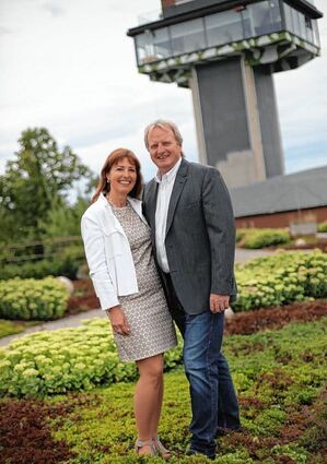 <p>Wolfgang Maier und seine Partnerin, Hoteldirektorin Sabine Groninger. Rechts: Das Mawell Resort in Langenburg. Dort werden in diesem Jahr weitere fünf Millionen Euro in eine neue Empfangshalle mit integriertem Kiefernwald, zusätzliche Büros und Hotelzimmer investiert.</p>