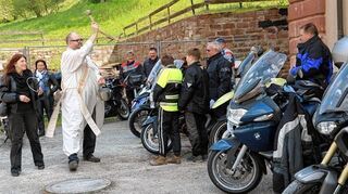 <p>Nach dem Motorradgottesdienst in der Bronnbacher Klosterkirche segnete Diakon Reiner Thoma die Bikerinnen und Biker sowie deren Fahrzeuge.</p>