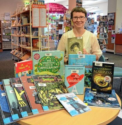 <p>Michaela Stock liebt Bücher. Die Leiterin der Stadtbücherei Wertheim hat auf Bitten der Fränkischen Nachrichten für Kinder und Erwachsene einige Medien aus der Bibliothek als "Sommertipp" zusammengestellt.</p>