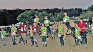 <p>Stolz präsentierten die Mädchen und Jungen ihr bei der Reitwoche erlerntes Können bei der Abschlussveranstaltung am Donnerstagabend ihren Eltern und Verwandten.</p>