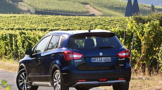 <p>mid Groß-Gerau - Die Heckansicht des Suzuki SX4 S-Cross blieb beim Facelift weitgehend unverändert. Die Bodenfreiheit wuchs um einen Zentimeter.</p>