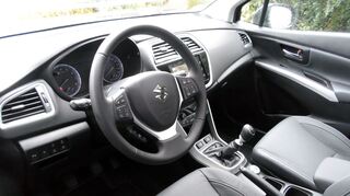 <p>mid Groß-Gerau - Die Armaturen des Suzuki SX4 S-Cross sind übersichtlich, die verwendeten Materialien zweckmäßig, aber nicht unbedingt hochwertig.</p>