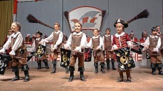 <p>Als Piraten eroberte die Kindergarde der "Stedemer Beesche" nicht nur die Bühne, sondern auch die Herzen der Zuschauer.</p>