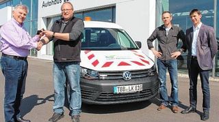 <p>Michael Winkler (Verkaufsberater Nutzfahrzeuge beim Autohaus Lademann) übergibt Jürgen Röckert (Wassermeister der Stadt Lauda-Königshofen) die Schlüssel für das neue Fahrzeug in Königshofen.</p>